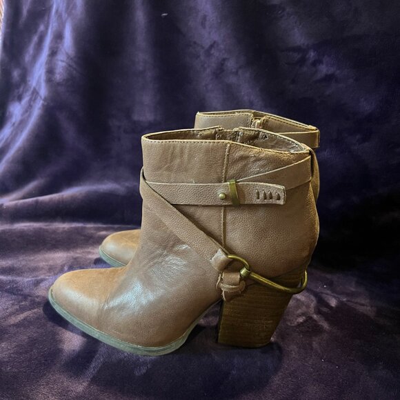 VERY VOLATILE | Los Angeles - Leather Stacked Heel Ankle Boots - Picture 6 of 9